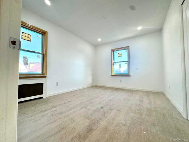 Photo - 63-87-87 Fitchett St Unidad 2FL