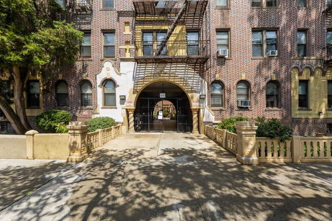 Photo - 555 Ovington Ave