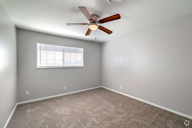 2BR, 2BA - 935SF - Bedroom