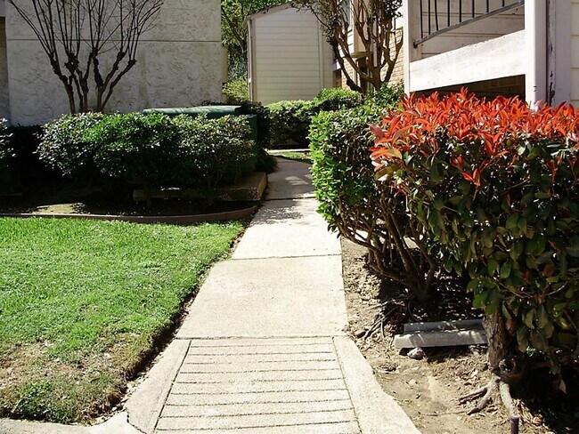 Photo - 17401 Red Oak Dr Unit 82