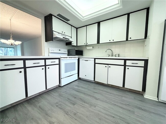 Building Photo - 2264 Winkler Ave Unit 107