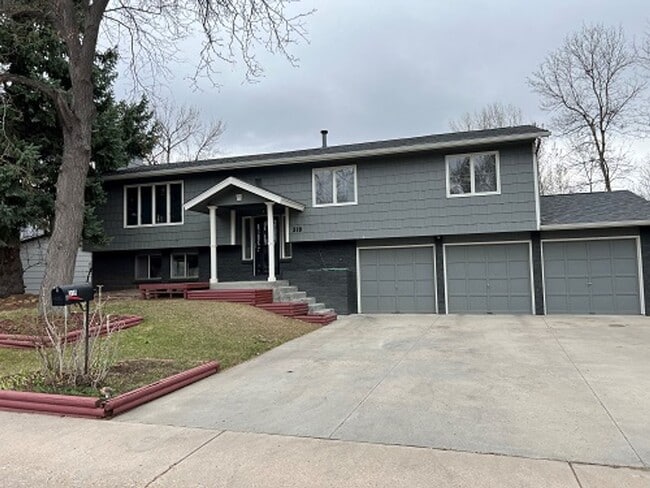 Building Photo - Vaulted Ceilings, Mountain Views & 3-Car Garage – Prime Fort Collins Rental