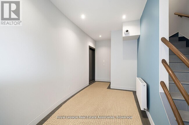 Photo - 531 Runnymede Rd Unit 2