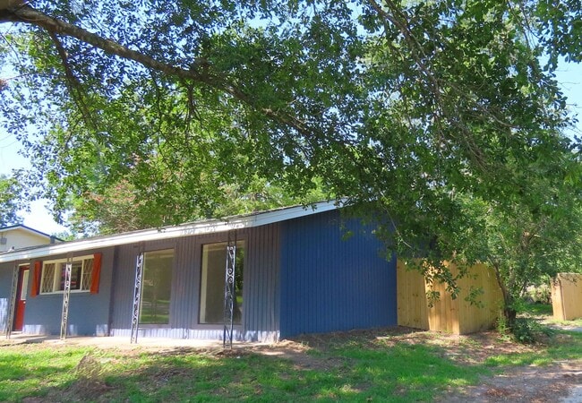 Photo - Lindale ISD, Spacious 3 Bedroom, 1 Bath House