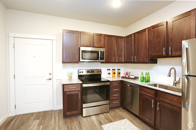 1BR, 1BA - 725 SF