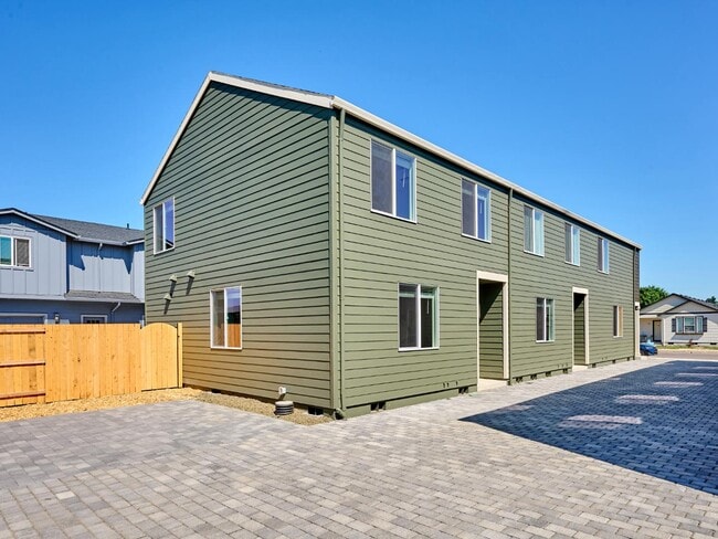 Building Photo - 106 28th Ave SE