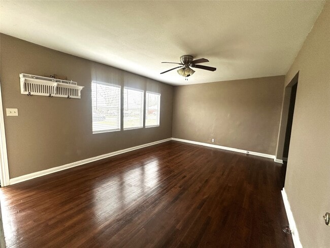 Photo - 11005 Muscatine St