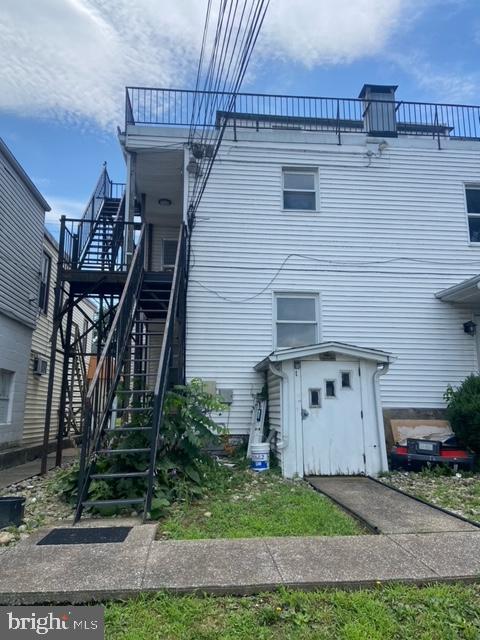 Building Photo - 429 Bridge St Unit 3RD FLOOR REAR