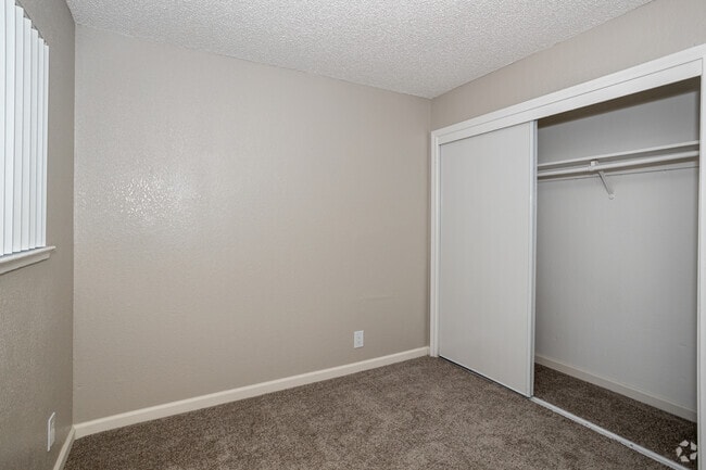 2BR, 1BA - 745SF