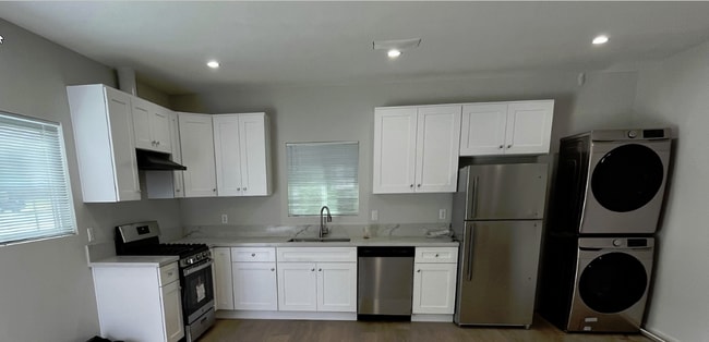 Building Photo - 120 N Lomita St Unit 122 N Lomita St Rental