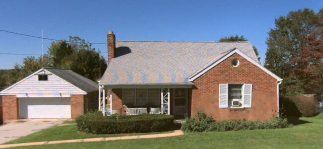 Building Photo - 4 Bedroom in Central School District Rental