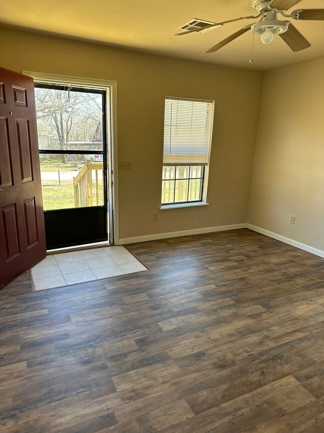 Photo - 110 S 6th St