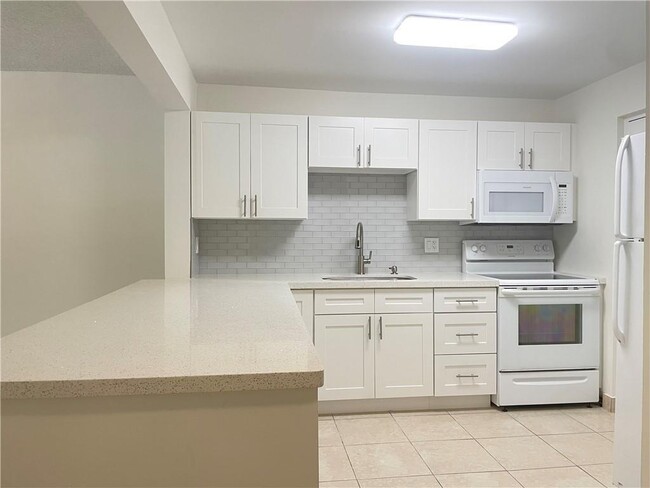 Building Photo - 2307 S Cypress Bend Dr Unit 207a