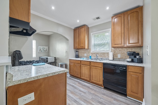 Photo - 825 Erin Ave SW