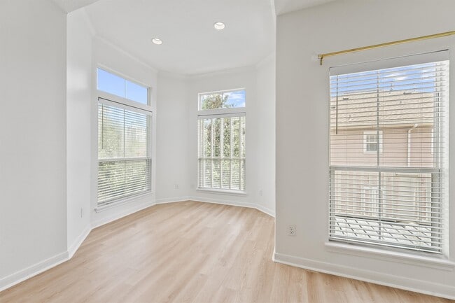 Building Photo - 208 Hawthorne St Unit A