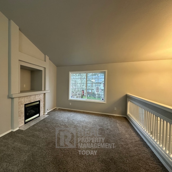 Photo - Large 4 bedroom home with LARGE office spa...