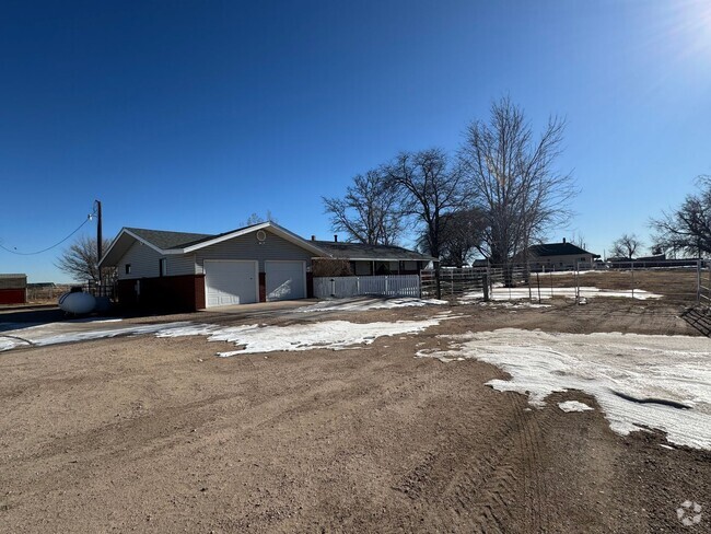 Building Photo - Country living at its best! Traditional fa... Rental