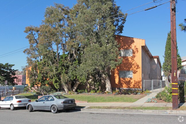 Photo - 817 Hill St - Walk to Main St and the beach!