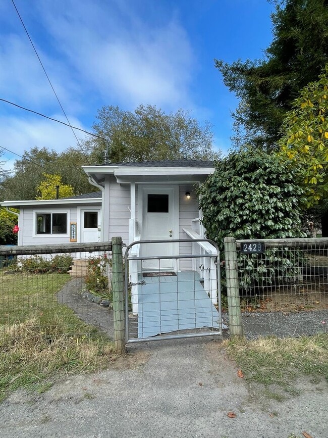 Building Photo - Cozy Bayside Cottage Tier 2