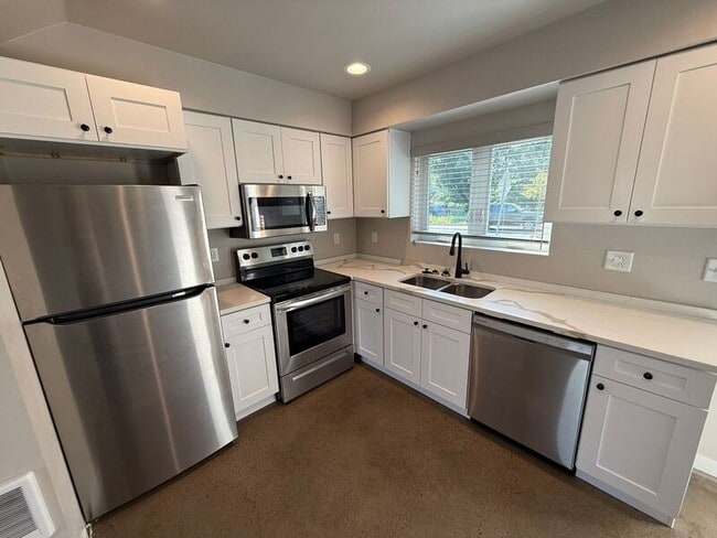 Photo - 2901 Waverly Dr SE