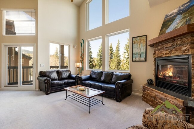 Building Photo - Bright and updated 3 bedroom with loft, In Unit Washer & Dryer, Large windows