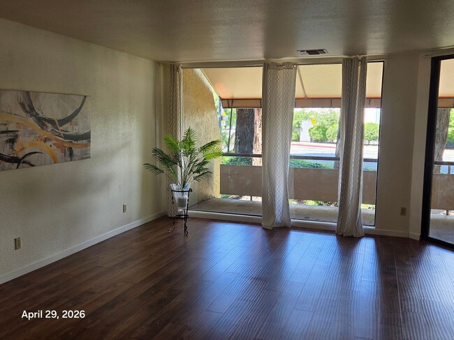 Building Photo - Spacious Downtown Sacramento Condo