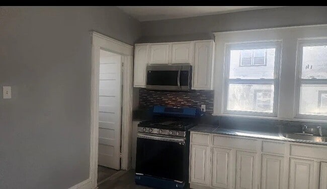 Building Photo - 29 Irving Ave Unit 2