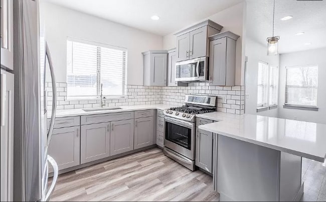 Building Photo - 3 bed 2.5 bath townhome in heart of Meridian
