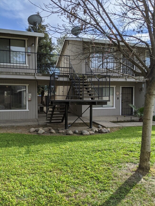 Building Photo - Ready Now! One bedroom apartment home with... Unit Apt. C