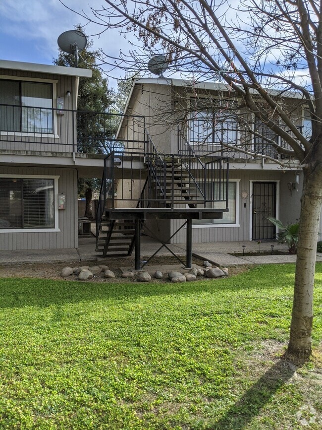 Building Photo - Ready Now! One bedroom apartment home with... Unit Apt. C