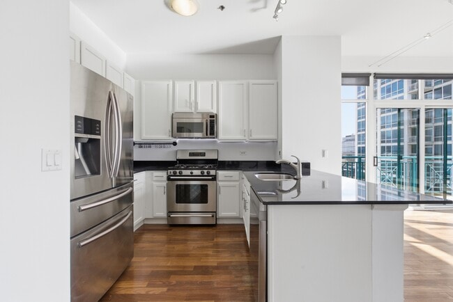 Photo - 340 W Superior St Unidad 1601