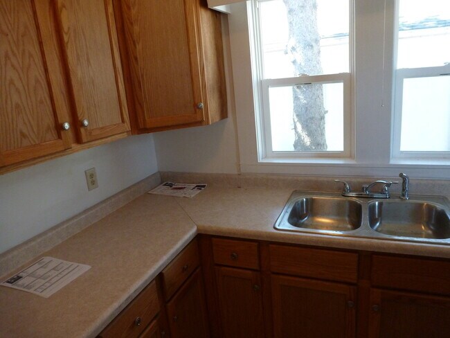 Kitchen - 1008 W 5th St