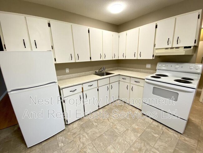 Photo - 1900-1900 Strathcona Ave