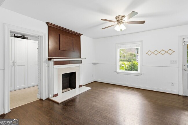 Photo - 1669 Emerald Ave SW