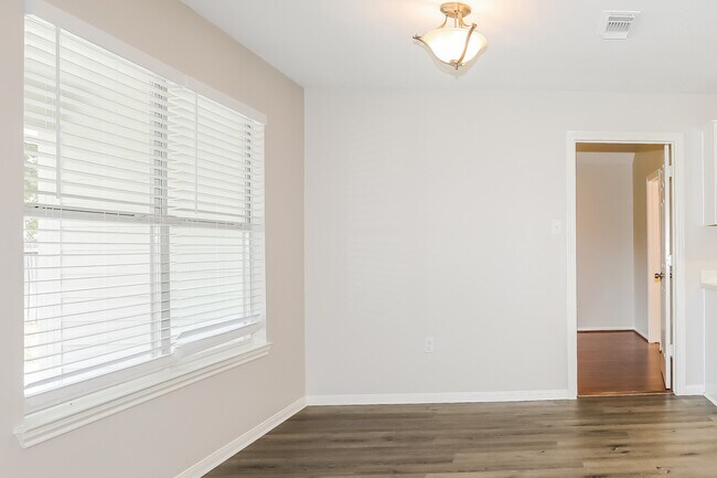 Photo - 7122 Woodland Oaks