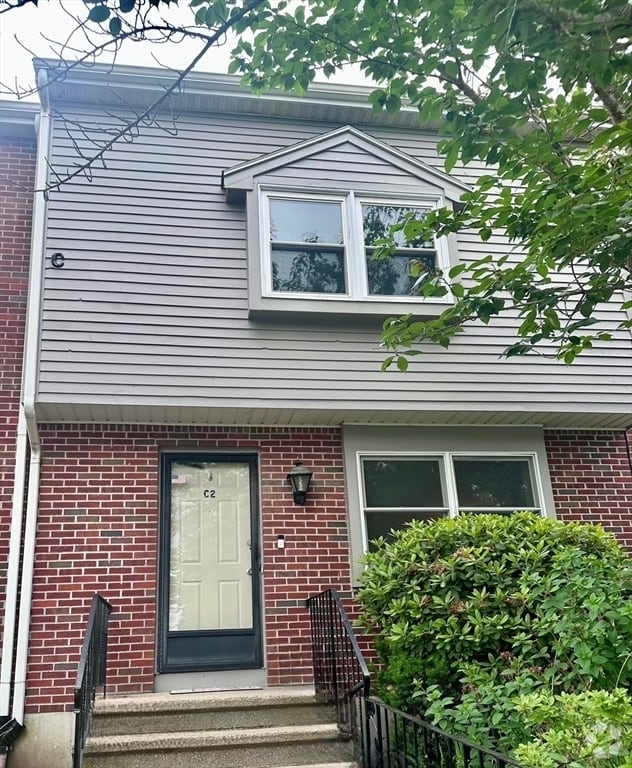 Building Photo - 560 Bedford St Unit C2 Rental