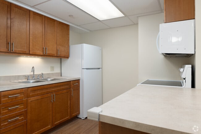 1 habitación, 1 baño - 750 pies cuadrados - Cocina - Highland West Senior Citizens Apartments