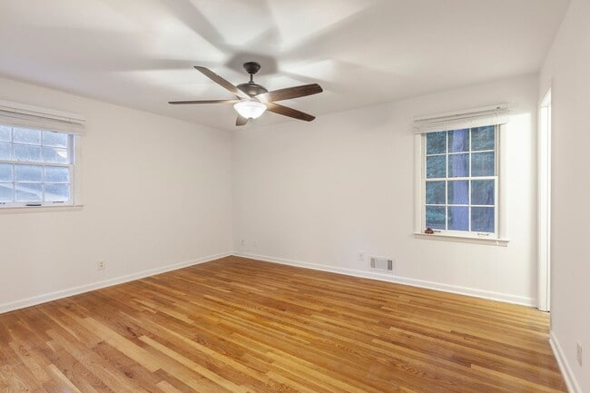 Building Photo - Spacious 3bd/2ba w/ 2 Car Garage and Large...