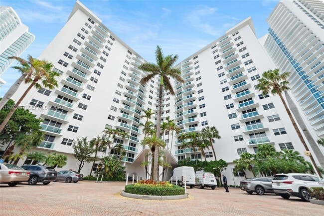 Building Photo - 3001 S Ocean Dr Unit 947