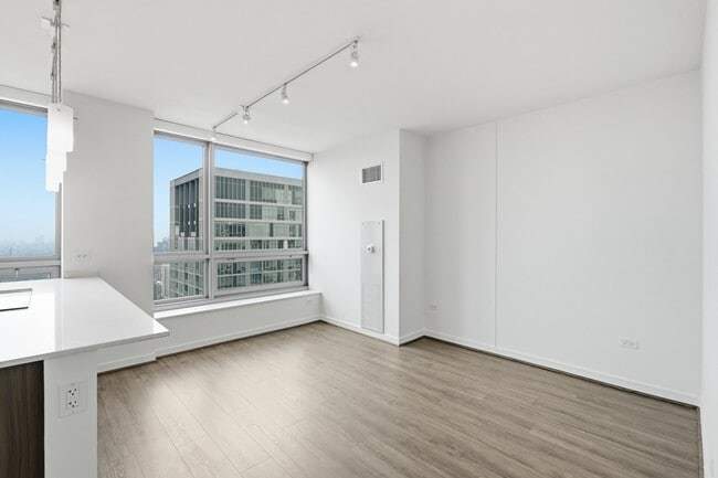 Building Photo - 357 W Hubbard St