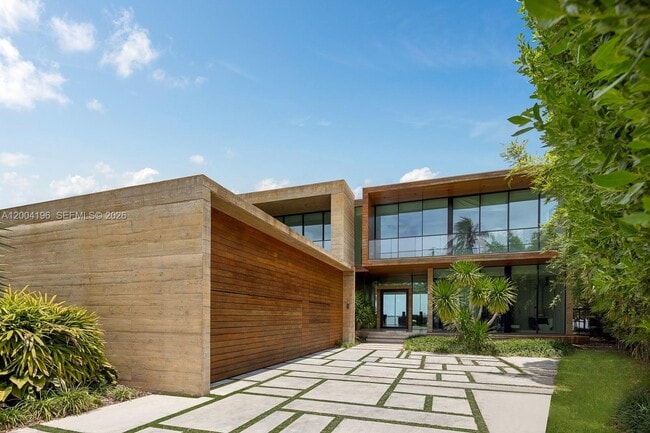 Photo - 825 E Dilido Dr