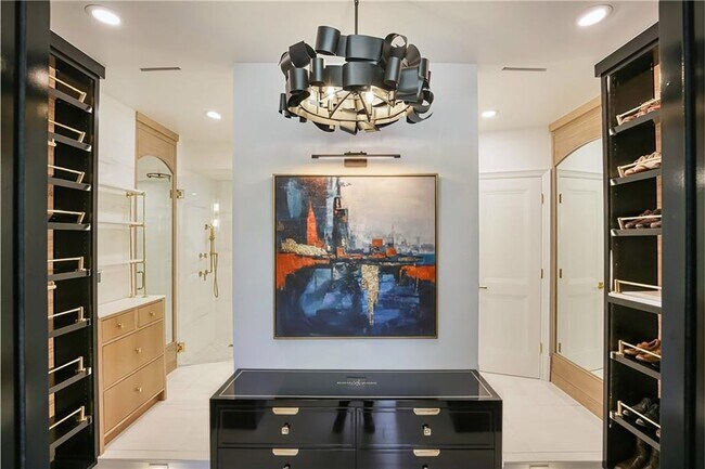Building Photo - 2575 Peachtree Rd NE Unit 7G