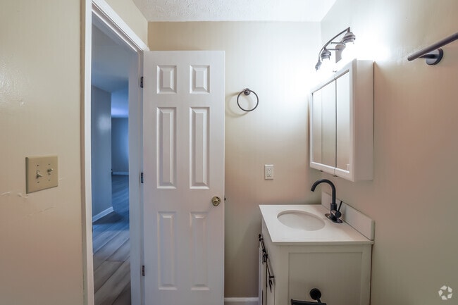 2BR, 1BA - 800SF- Bathroom