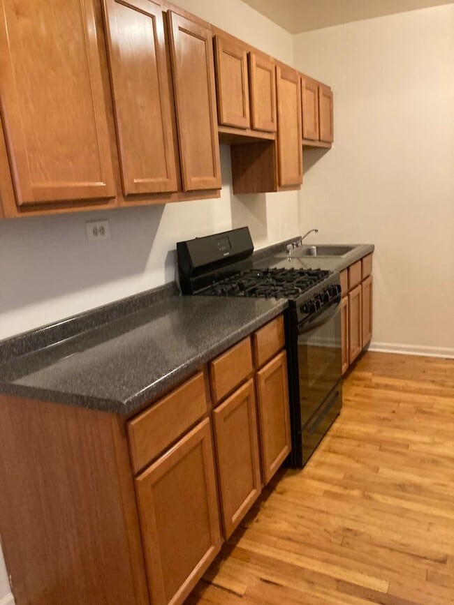 Building Photo - 4844 W Wrightwood Ave Unit D2