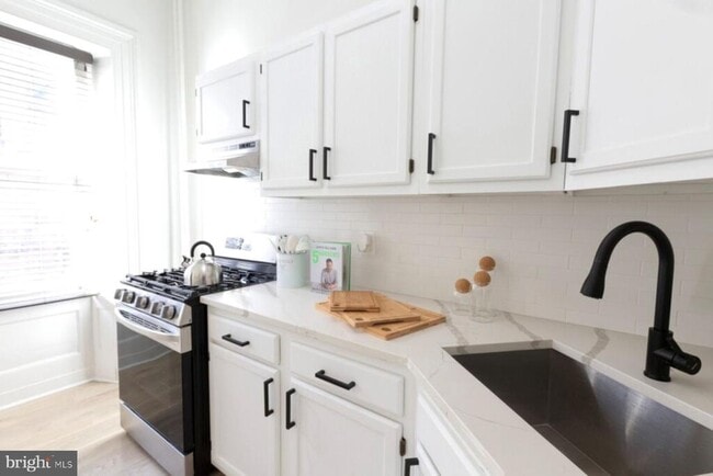 Building Photo - 838 Park Ave Unit T Rental