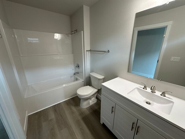 Photo - 450 SE Lilly Ave