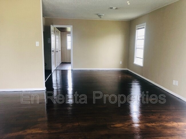 Photo - 6037 Graham St