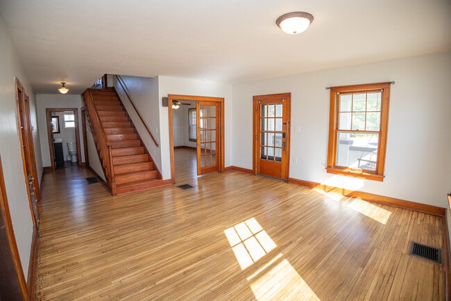 Photo - 5410 Simpson St