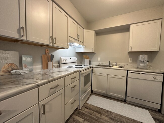 The Peak Apartments and Townhomes
