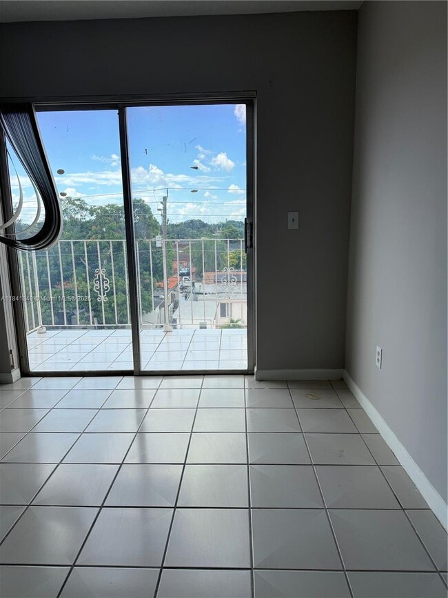 Photo - 6820 W Flagler St Unidad 407